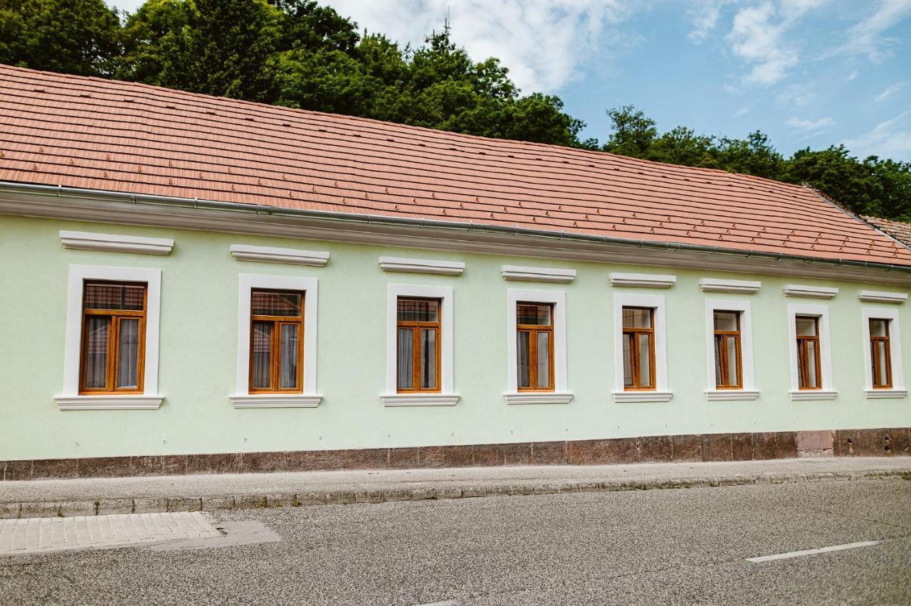 Sziklavendeghaz Aparthotel Veszprém Buitenkant foto