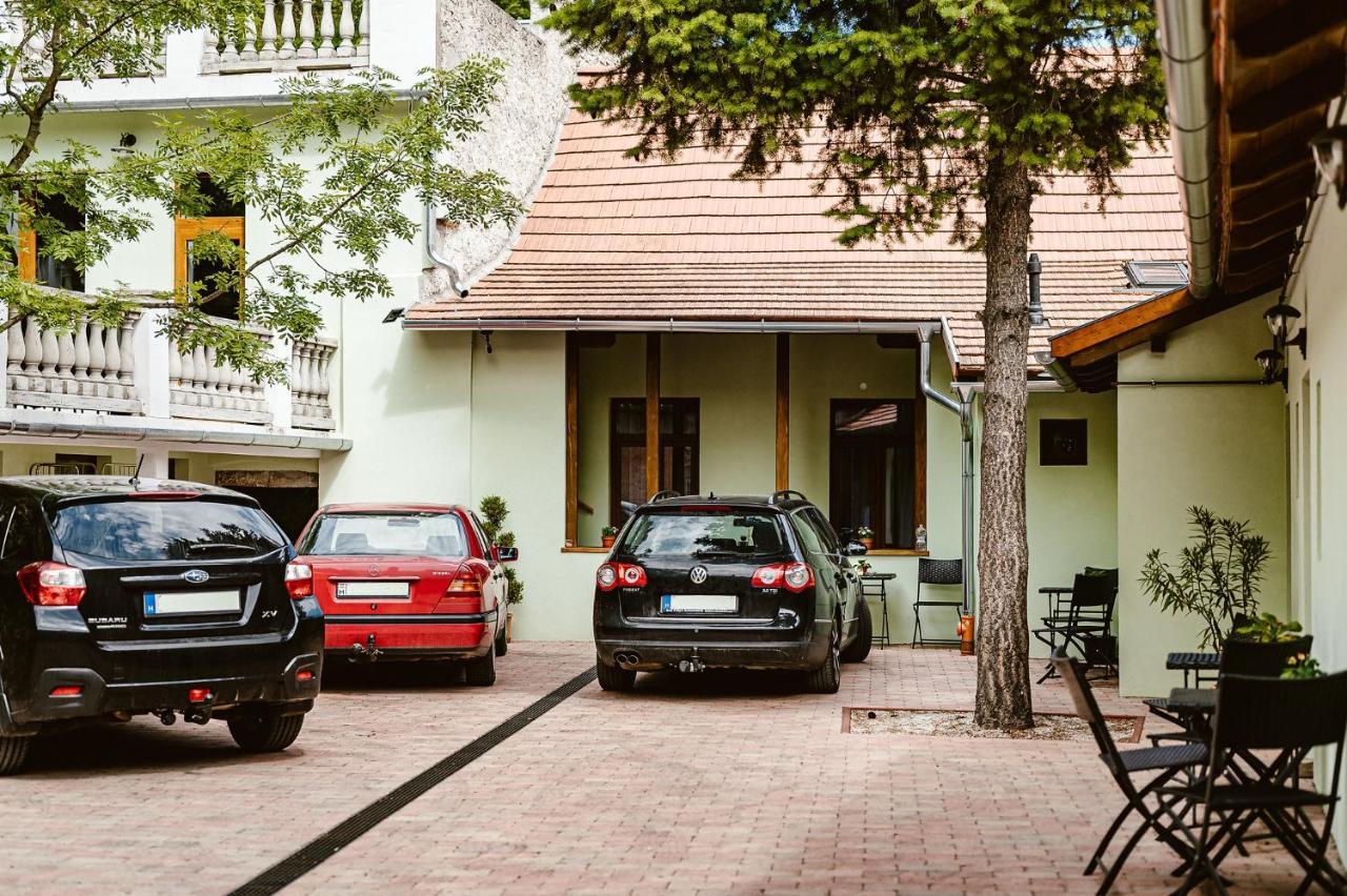 Sziklavendeghaz Aparthotel Veszprém Buitenkant foto